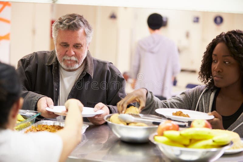 Nourriture de portion de cuisine dans le foyer pour sans-abris images libres de droits Nourriture de portion de cuisine dans le foyer pour sans-abris images libres de droits