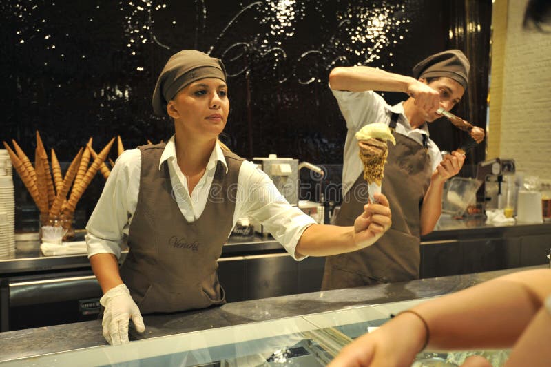 Nourriture italienne : boutique célèbre Venchi de glace à Florence, Italie photographie stock Nourriture italienne : boutique célèbre Venchi de glace à Florence, Italie photographie stock