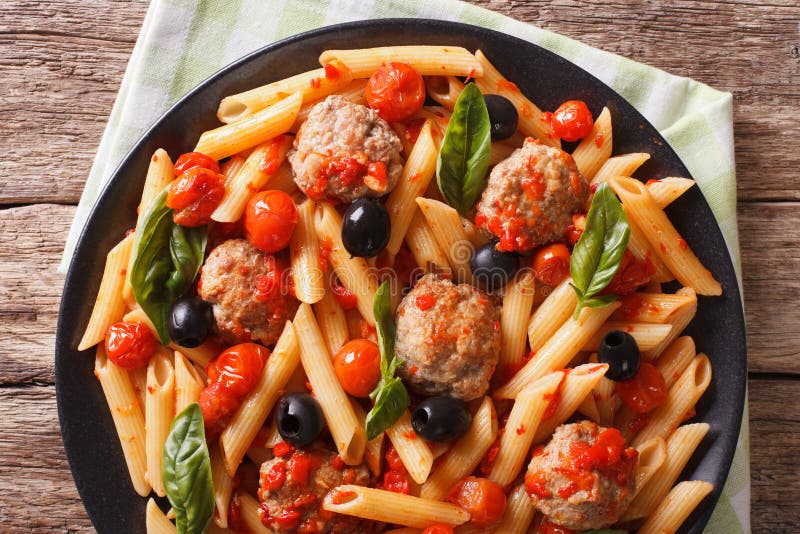 Nourriture italienne : Pâtes avec des clos d'olive et tomate de sauce de boulettes de viande, photos libres de droits Nourriture italienne : Pâtes avec des clos d'olive et tomate de sauce de boulettes de viande, photos libres de droits