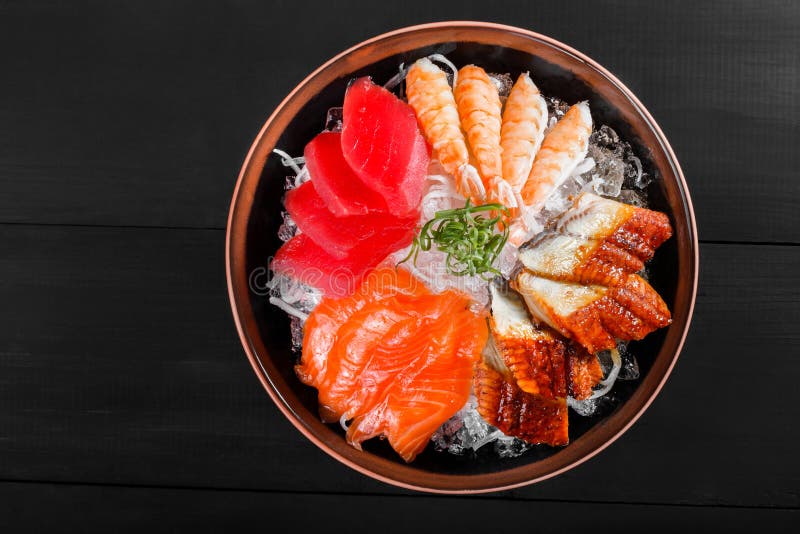 Nourriture japonaise de sashimi, morceaux de thon, saumon, langoustine, anguille fumée avec de la glace dans la cuvette sur le fo photographie stock libre de droits Nourriture japonaise de sashimi, morceaux de thon, saumon, langoustine, anguille fumée avec de la glace dans la cuvette sur le fo photographie stock libre de droits