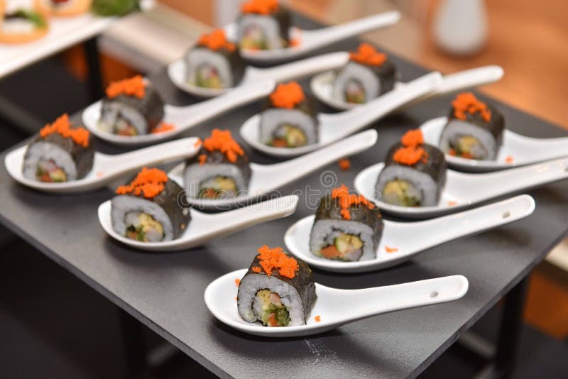 Nourriture : Le Japonais a roulé la tranche et l'endroit de sushi sur la cuillère photographie stock Nourriture : Le Japonais a roulé la tranche et l'endroit de sushi sur la cuillère photographie stock