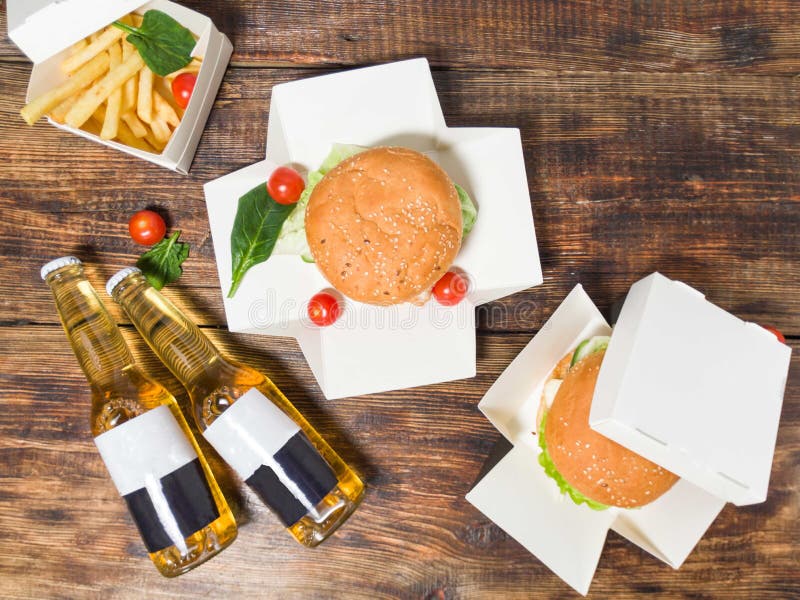 Nourriture pour deux Casse-croûte pour deux Hamburgers et bi?re photographie stock Nourriture pour deux Casse-croûte pour deux Hamburgers et bi?re photographie stock