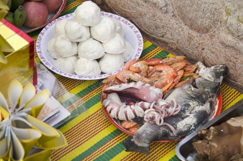 Nourriture réglée et fruit de culture chinoise de offre sacrificatoire image libre de droits Nourriture réglée et fruit de culture chinoise de offre sacrificatoire image libre de droits