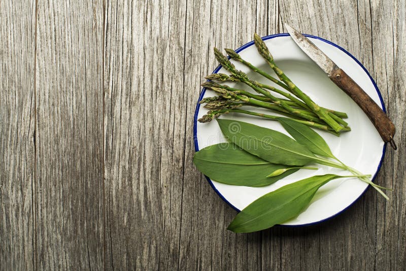 Nourriture saine de ressort avec l'asperge et l'ail sauvage photographie stock libre de droits Nourriture saine de ressort avec l'asperge et l'ail sauvage photographie stock libre de droits