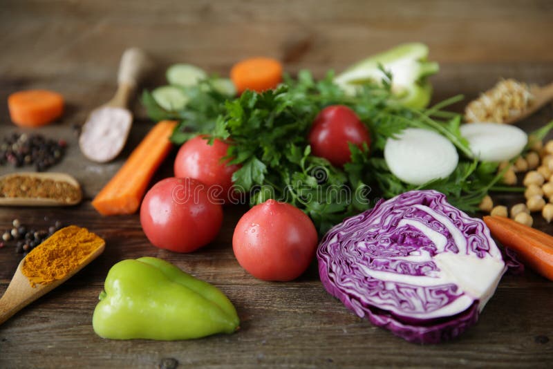 Nourriture saine organique, légumes frais, verts, graines de haricot de fenugrec et pois chiches poussés et d'autres épices sur u images libres de droits Nourriture saine organique, légumes frais, verts, graines de haricot de fenugrec et pois chiches poussés et d'autres épices sur u images libres de droits