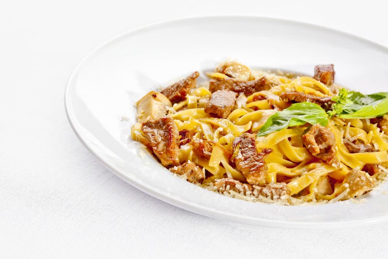 Nourriture savoureuse. Pâtes avec de la viande rôtie photo stock