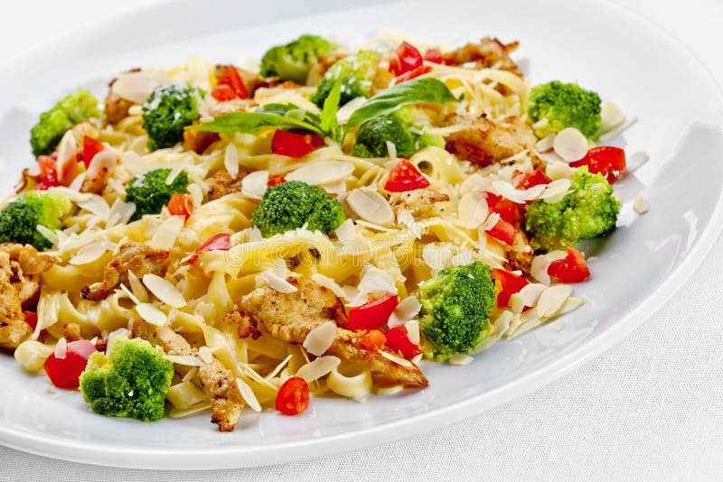 Nourriture savoureuse. Pâtes aux légumes images stock
