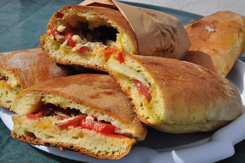 Nourriture sicilienne de rue : cunzato de carreau Tomate, sandwich à pecorino image stock Nourriture sicilienne de rue : cunzato de carreau Tomate, sandwich à pecorino image stock