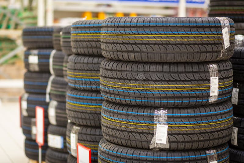 Nous fatigue pour une voiture pour le mensonge de saison d'été sur le plancher du centre commercial photographie stock libre de droits Nous fatigue pour une voiture pour le mensonge de saison d'été sur le plancher du centre commercial photographie stock libre de droits