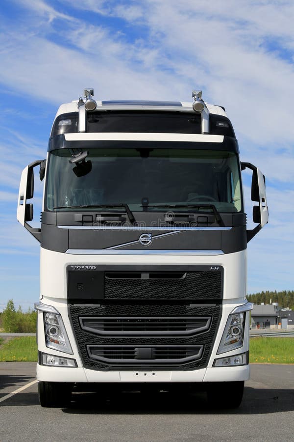 Nouveau camion blanc de Volvo FH, Front View image stock Nouveau camion blanc de Volvo FH, Front View image stock