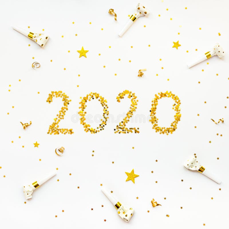 Nouveau décor de la célébration des confettis en forme d'étoile d'or 2020 photo libre de droits Nouveau décor de la célébration des confettis en forme d'étoile d'or 2020 photo libre de droits