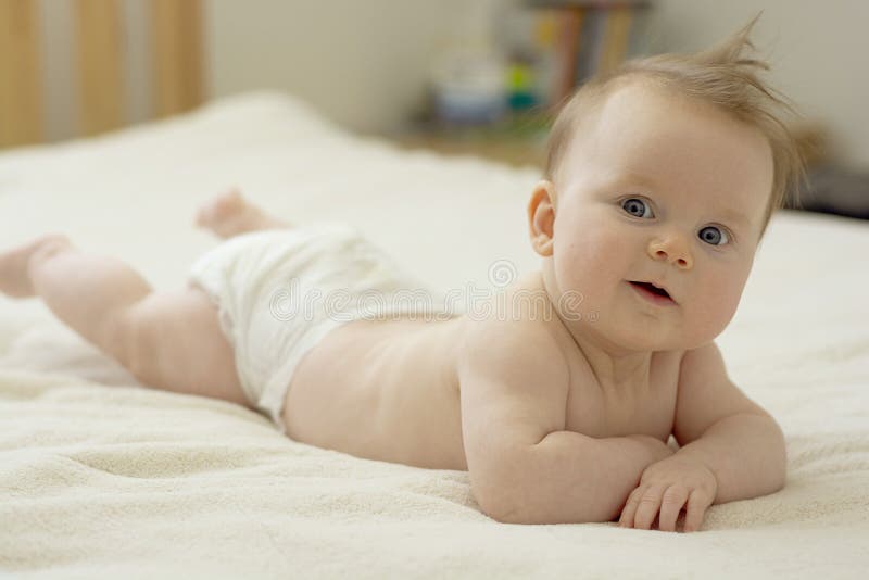 Nouveau Ne Bebe De 4 Mois Sur Le Ventre Concept D Education Des Parents D Enfance Soins De Sante De Soin De La Peau Image Stock Image Du Nourrisson Rire Nouveau Ne Bebe De 4 Mois Sur Le Ventre Concept D Education Des Parents D Enfance Soins De Sante De Soin De La Peau Image Stock Image Du Nourrisson Rire