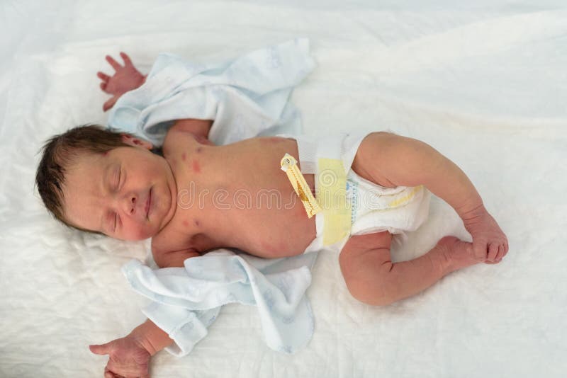 Nouveau Ne Dans Un Lit D Hopital Avec Une Couverture Pour Bebe Photo Stock Image Du Enfant Fermer