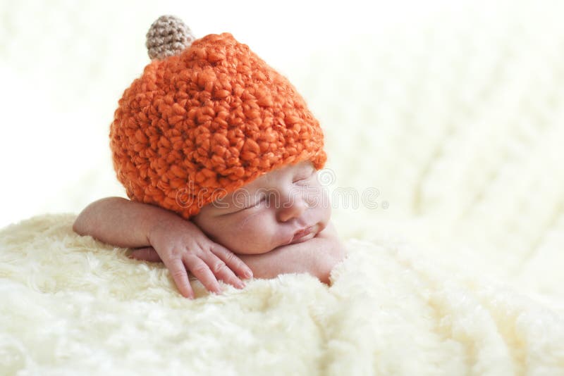 Le Bébé Garçon Nouveau-né, Dormant Paisiblement Dans Le Panier, S'est  Habillé Dans Le Knit Photo stock - Image du trouble, nourrisson: 98801342