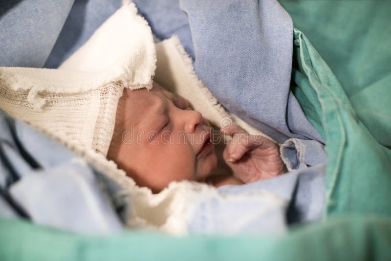 Nouveau-né dans la couverture verte dans l'hôpital, bébé avec des yeux s'est fermé images stock Nouveau-né dans la couverture verte dans l'hôpital, bébé avec des yeux s'est fermé images stock