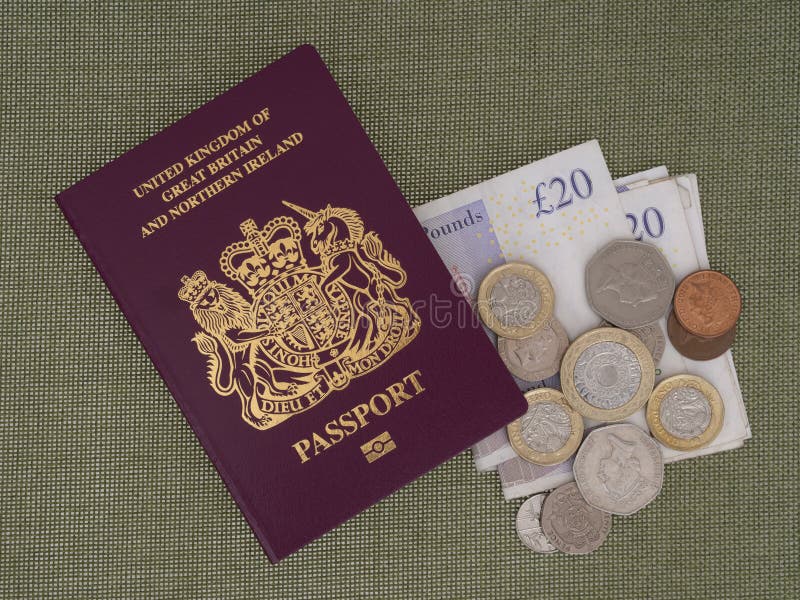 Nouveau passeport BRITANNIQUE de Bergundy, ne montrant plus des mots ?Union europ?enne ? Avec la devise, livres sterling Sur le f photographie stock Nouveau passeport BRITANNIQUE de Bergundy, ne montrant plus des mots ?Union europ?enne ? Avec la devise, livres sterling Sur le f photographie stock