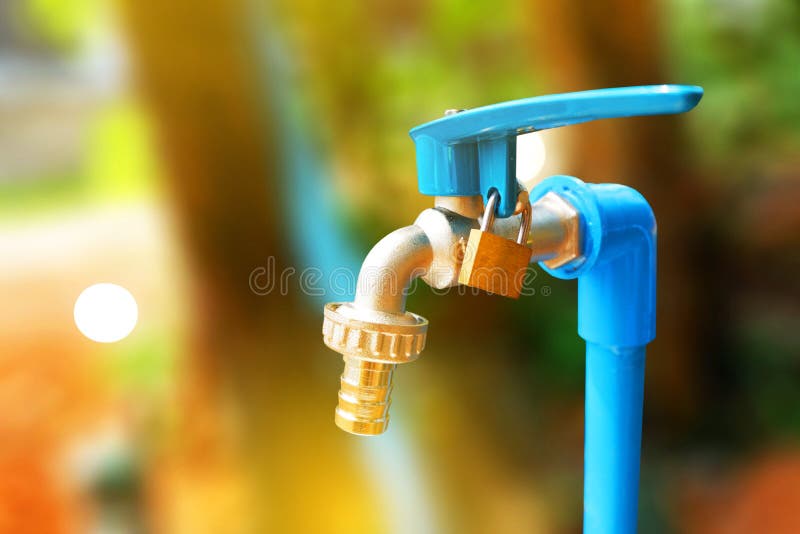 Nouveau Robinet Bleu Extérieur Avec Le Cadenas Verrouillé Pour Empêcher  L'utilisation Photo stock - Image du boisson, propre: 188333528