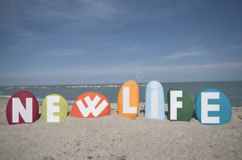 Nouveau slogan social créatif composé de lettres de pierre multicolores sur la plage avec fond ciel et mer illustration de vecteur