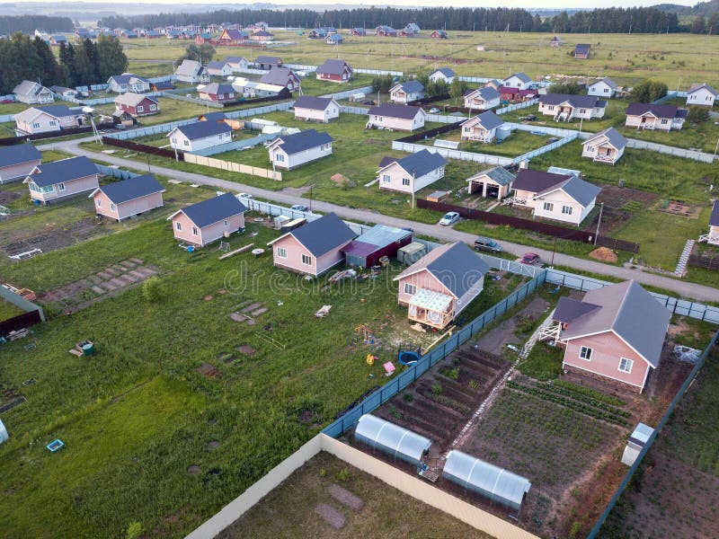 Nouveau village de cottage en Russie vue de bourdon images libres de droits Nouveau village de cottage en Russie vue de bourdon images libres de droits