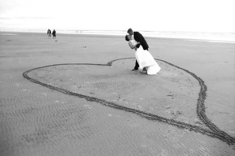 Nouveaux mariés sur la plage photographie stock Nouveaux mariés sur la plage photographie stock