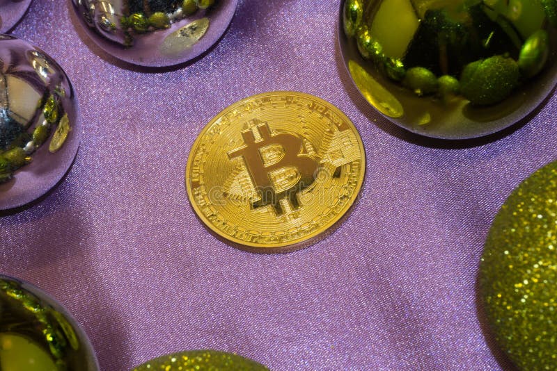 Nouveaux symbole virtuel de cryptocurrency de Bitcoins- de pièces de monnaie de l'année deux heureux de Bitcoin, thème de succès, photo libre de droits Nouveaux symbole virtuel de cryptocurrency de Bitcoins- de pièces de monnaie de l'année deux heureux de Bitcoin, thème de succès, photo libre de droits