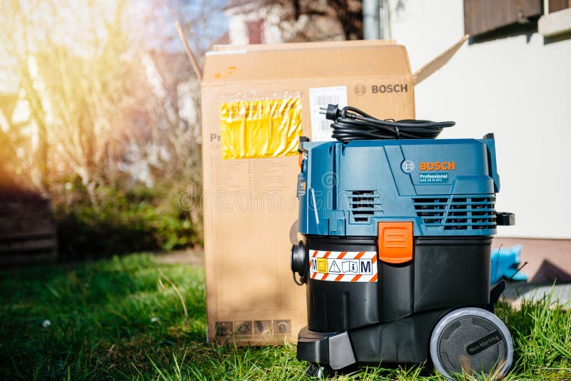 Le Bosch Professionnel L'aspirateur Gaz Sec Humide De 35 M CAF Photo stock  éditorial - Image du noir, étage: 177520533