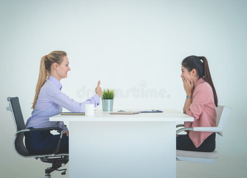 Nouvel employeur invité à signer le contrat de travail après entrevue d'emploi réussie images libres de droits Nouvel employeur invité à signer le contrat de travail après entrevue d'emploi réussie images libres de droits