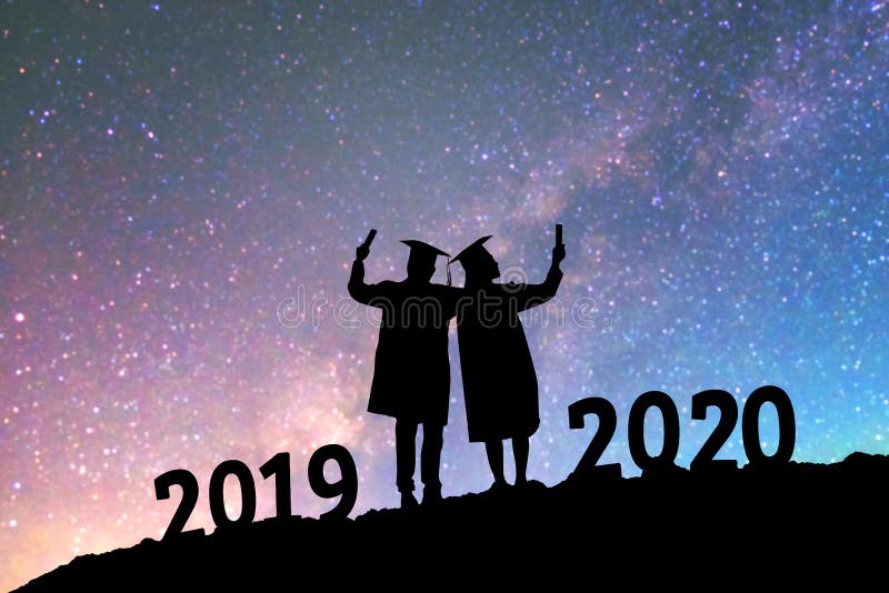 2020 Nouvel an Les Silhouettes sont diplômées en 2020 ans d'éducation concept de félicitations contexte sur la galaxie de la Voie photographie stock libre de droits 2020 Nouvel an Les Silhouettes sont diplômées en 2020 ans d'éducation concept de félicitations contexte sur la galaxie de la Voie photographie stock libre de droits