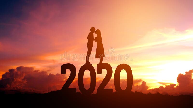 Nouvel an 2020 Silhouette Jeune couple Heureux pour le concept romantique de la nouvelle année photos stock Nouvel an 2020 Silhouette Jeune couple Heureux pour le concept romantique de la nouvelle année photos stock
