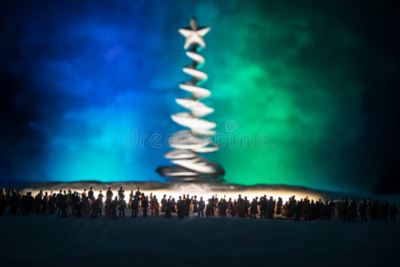 Nouvelle année ou concept d'achats de vacances de Noël Stockez les promotions Silhouette d'une grande foule des personnes observa images stock Nouvelle année ou concept d'achats de vacances de Noël Stockez les promotions Silhouette d'une grande foule des personnes observa images stock