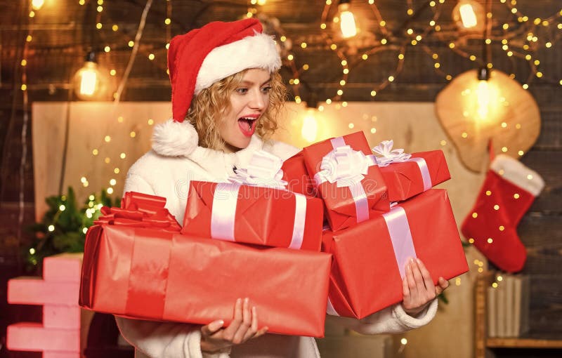 Nouvelle année. si vous avez beaucoup de cadeaux à emballer, alors transformez-le en cadeau d'emballage. elle mérite le meilleur. photo libre de droits