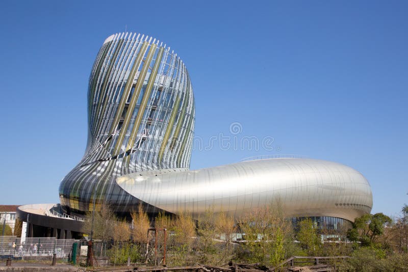 Nouvelle Aquitania/Francia - 03 28 2019 de Burdeos: Cite a du Vin es un museo en Burdeos francés de la ciudad fotos de archivo libres de regalías Nouvelle Aquitania/Francia - 03 28 2019 de Burdeos: Cite a du Vin es un museo en Burdeos francés de la ciudad fotos de archivo libres de regalías