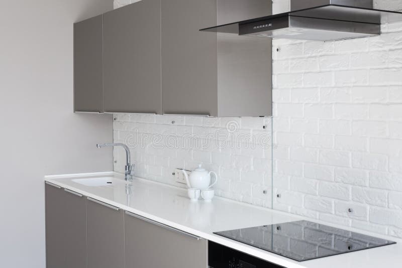 Nouvelle cuisine moderne blanche avec le capot de plan de travail et d'échappement images libres de droits Nouvelle cuisine moderne blanche avec le capot de plan de travail et d'échappement images libres de droits