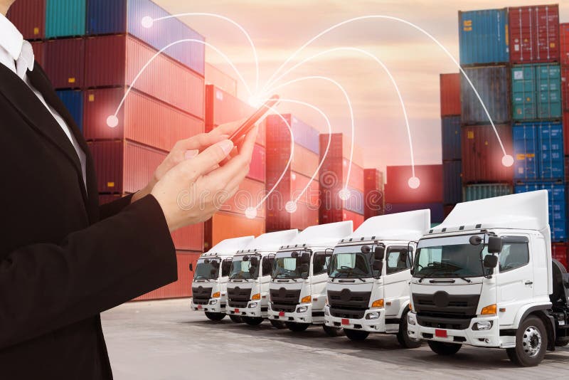 Nouvelle flotte de camion avec le dépôt de récipient quant à l'industrie de transport d'expédition et de logistique photo libre de droits Nouvelle flotte de camion avec le dépôt de récipient quant à l'industrie de transport d'expédition et de logistique photo libre de droits