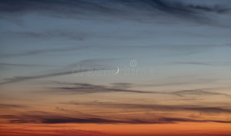 Nouvelle lune en ciel rouge de soirée après coucher du soleil photographie stock Nouvelle lune en ciel rouge de soirée après coucher du soleil photographie stock