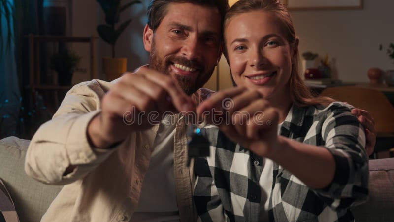 Nouvelle maison heureux famille acheteur immobilier Caucasien couple femme homme tenant clés prêt hypothèque sourire fille gars da banque de vidéos