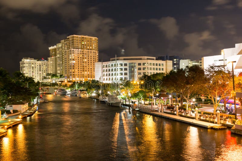 Nouvelle rivière dans pi du centre Lauderdale la nuit, la Floride, Etats-Unis images libres de droits Nouvelle rivière dans pi du centre Lauderdale la nuit, la Floride, Etats-Unis images libres de droits