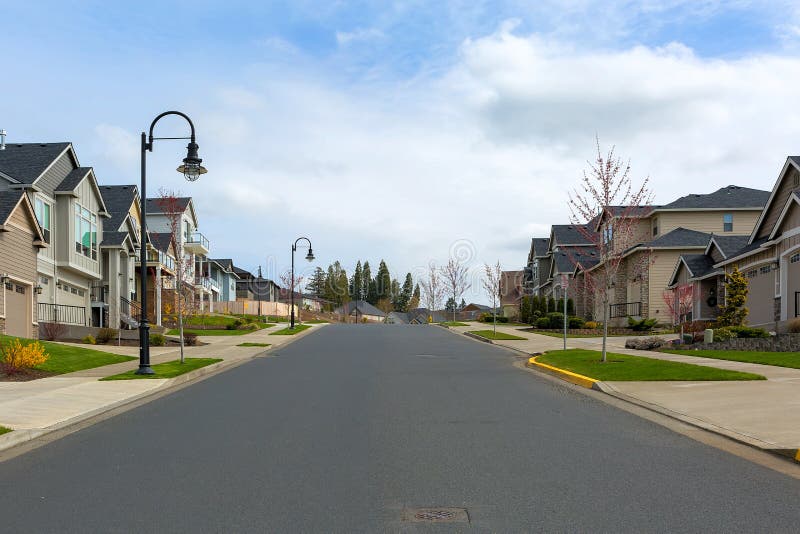 Nouvelle rue suburbaine de voisinage en Amérique du Nord