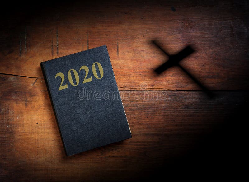 2020 nouvelles années Sainte Bible avec le texte 2020 sur le fond en bois illustration 3D photos libres de droits 2020 nouvelles années Sainte Bible avec le texte 2020 sur le fond en bois illustration 3D photos libres de droits