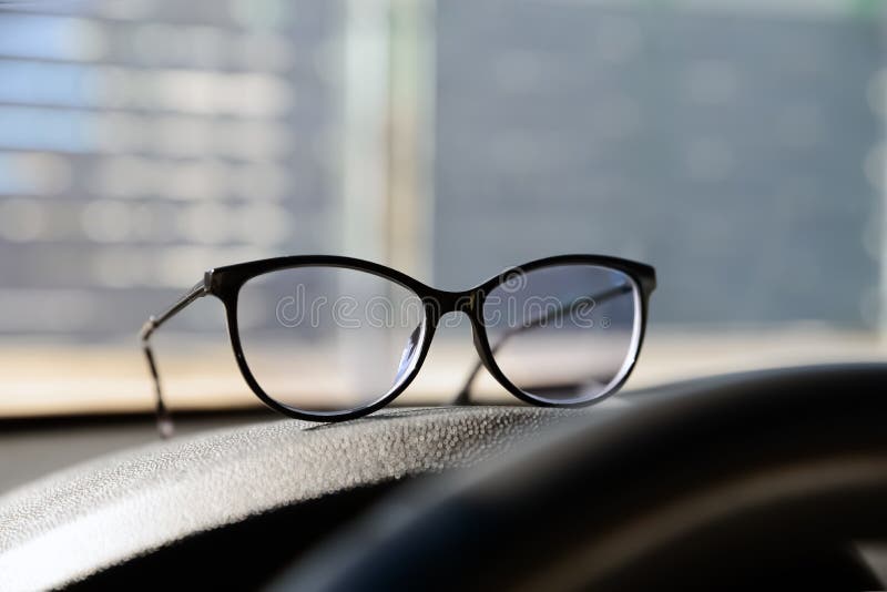 Nouvelles Lunettes Design Sur Tableau De Bord En Voiture Image stock -  Image du salon, transport: 252833901