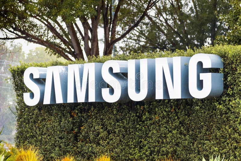 27 nov 2019 San Jose / CA / USA - Segno di Samsung esposto davanti alla sede moderna del dispositivo elettronico Samsung immagine stock libera da diritti