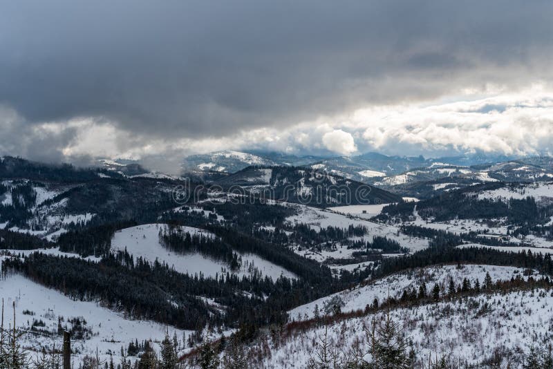 Přehrada Nová Bystrica se zasněženými kopci na Slovensku