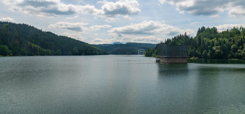 Vodní nádrž Nová Bystrica s kopci v okolí na Slovensku