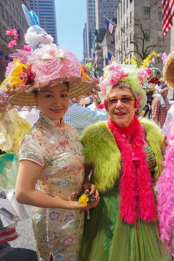 Nova iorque : duas mulheres asiáticas que usam roupas coloridas de páscoa fotos de stock