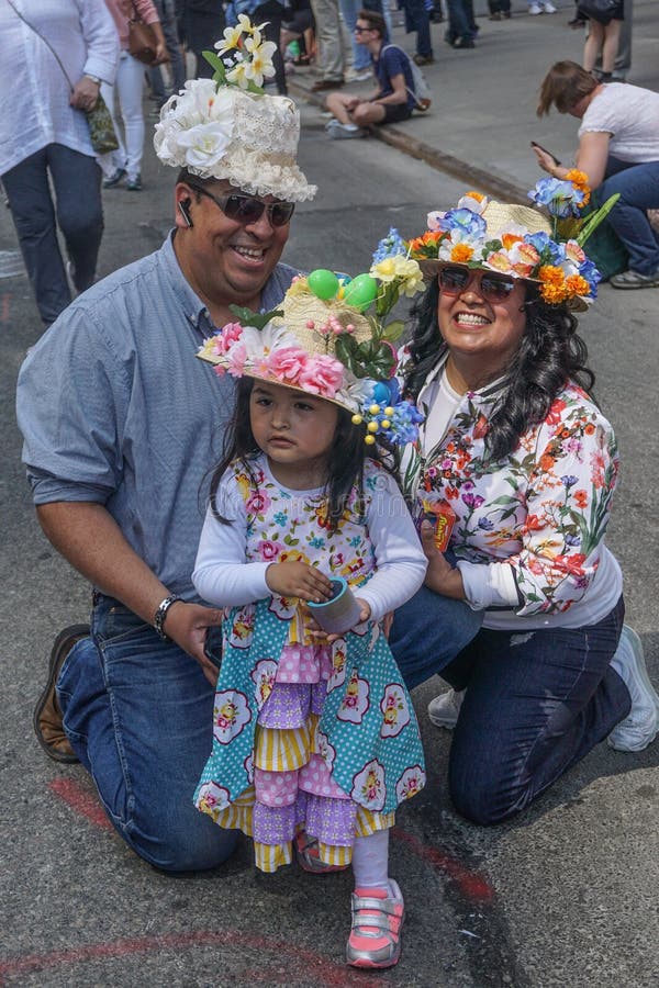 Nova iorque : uma apresentação sorridente da família hispânica para uma fotografia usando capotas coloridas de páscoa foto de stock