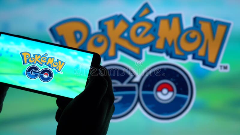 Nova York Eua Novembro De 2020 : Mãos Seguram Um Smartphone Para Jogar  Pokemon. Sobre Um Fundo Desfocado Uma Grande Tela Com O Jog Video Estoque -  Vídeo de verde, telefone: 209558267