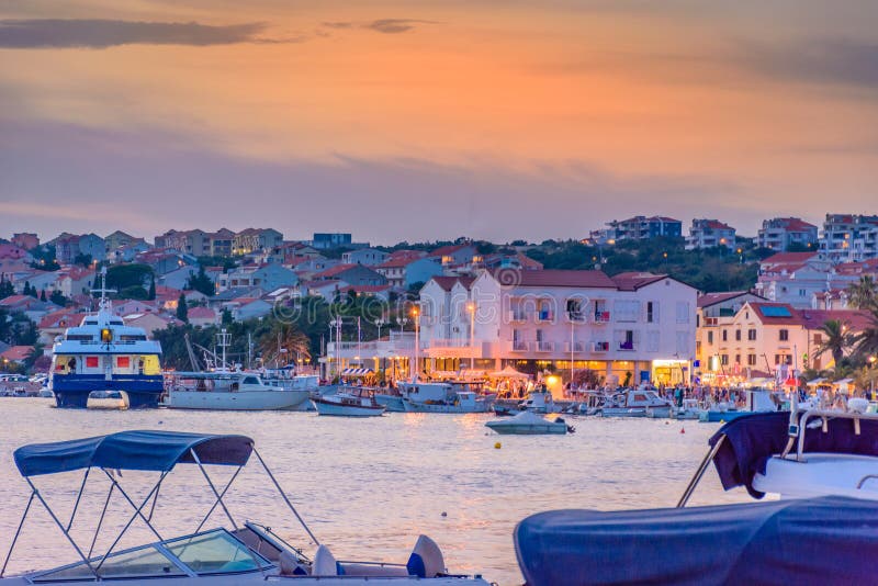 È un turistico il luogo sul isola da, famoso il luogo festa un vita notturna.