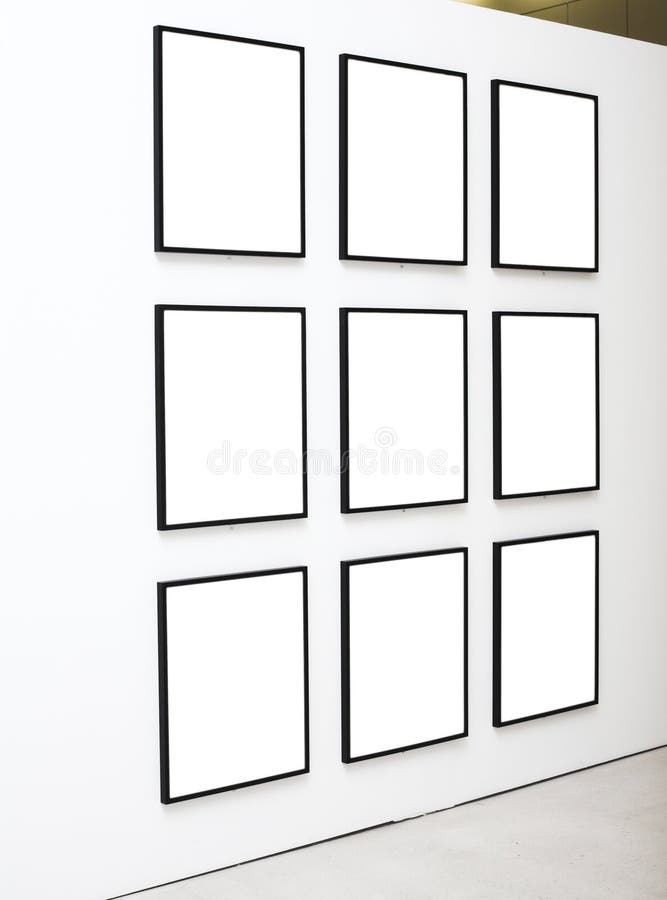 Nove frames vazios na exposição branca da parede