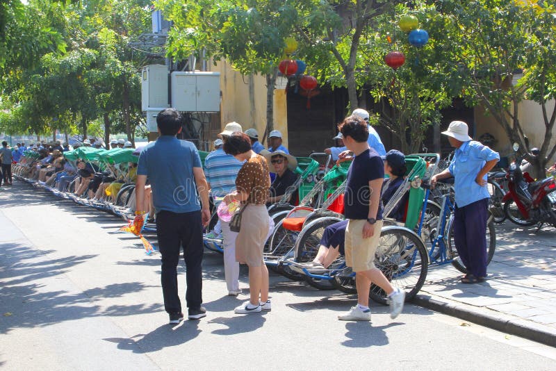 November 2018 Gruppenreisetouristen rikshaws besichtigende alte Stadt, Hoi An, Vietnam lizenzfreies stockfoto November 2018 Gruppenreisetouristen rikshaws besichtigende alte Stadt, Hoi An, Vietnam lizenzfreies stockfoto