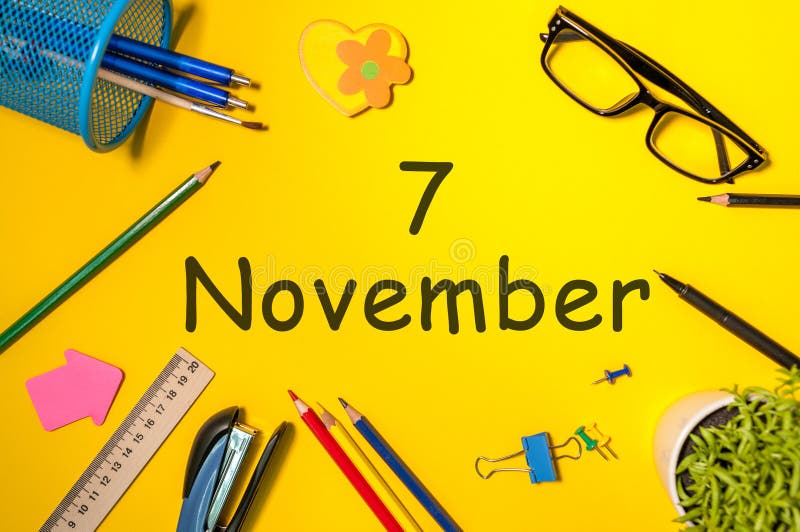 7. November Tag 7 des letzten Herbstmonats, Kalender auf gelbem Hintergrund mit Büroartikel Frau und Männer, die Kenntnisse nehme lizenzfreies stockfoto 7. November Tag 7 des letzten Herbstmonats, Kalender auf gelbem Hintergrund mit Büroartikel Frau und Männer, die Kenntnisse nehme lizenzfreies stockfoto